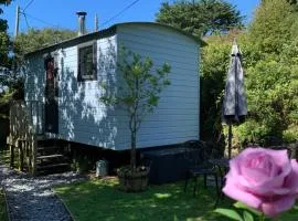 Tides Reach, Deluxe Shepherds hut 1, 100m from the Beach