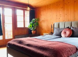 Lovely & great equipped wooden Alp Chalet flat, Hütte in Kandersteg