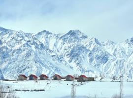 Oasis Resort, prabangi stovyklavietė mieste Skardu