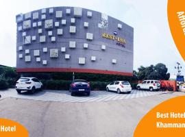 REST INN HOTEL KHAMMAM, hotell i Khammam