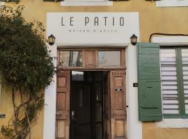 LE PATIO, hotel u gradu Grignan