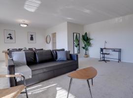 Comfortable & Luxury condo @Crystal City, luxury hotel in Arlington