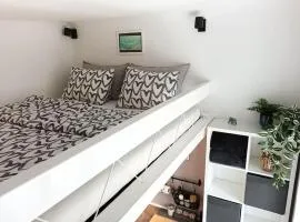 Loft Bed Studio with FREE Parking, 2 Bikes! Self check in, Wi-Fi, AC