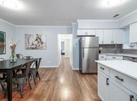 Beautiful Remodeled Penthouse Unit in Old Town, cottage in Chicago
