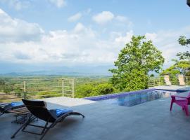 Secret Mountain Top 3BR Casa Colibr with Jungle Views Private Pool BBQ, hytte i Quepos