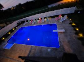Spacious Pool House with tons of amenities! โรงแรมที่มีที่จอดรถในโอมาฮา