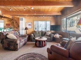 Quaint Cabin in Serene Lakes - Close to Skiing!, hotel di Soda Springs