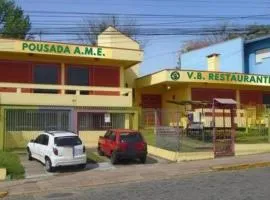 Quarto superior com sacada.