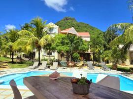 Lakaz Del Sol - NEWLY RENOVATED modern and elegant apartments with luxurious garden, pool, barbecue and bar area, hotel com estacionamento em Tamarin