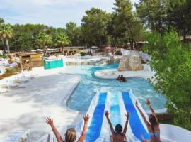 Terre de Provence, mobil home camping 4*，南萊潘的附設泳池的飯店
