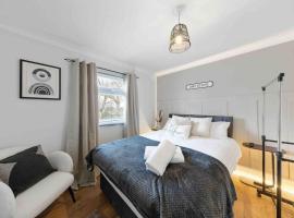 Airy 2 Bed - Long Stays Welcome: Rainham şehrinde bir otel