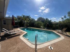 15Min from FLL airport W 8ft pool & NEW hot tub!, pet-friendly hotel in Sunrise