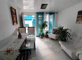 Habitacion privada en casa familiar con bano compartido, вариант проживания в семье в городе Армения