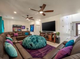 Coachella Play - 6BR Multi-Gen Fun Zone and Retreat with free heated pool, hotel v destinaci Indio