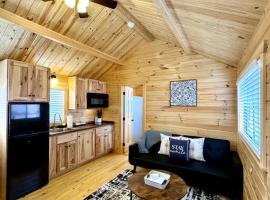 2 Bedroom Log Cabin on Lake James with Loft- Private Resort Amenities, hotel en Marion