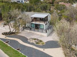 Lago Vista Lakehouse with Putting Green and Fire Pit, hotel in Leander