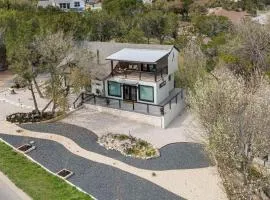 Lago Vista Lakehouse with Putting Green and Fire Pit