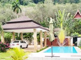 2 Bedrooms Pool Villa in Kamala, hotel com estacionamento em Ban Nakhale