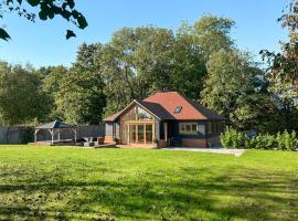 Chestnut Lodge, holiday home in Langley