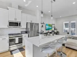 Modern 3BD Retreat I Near Hotspots I Sleeps 12