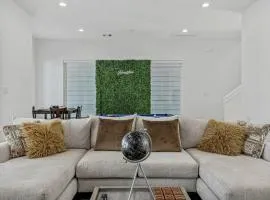 Modern 3BD Retreat I Near Hotspots I Sleeps 12