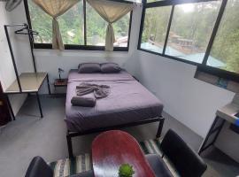 Villa Los Altos - Private Tree Suite Roof Top walk to Playa Chiquita, hotel en Cocles