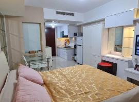 The Modern Stay U-Residence with City View, hotel with parking in Klapadua