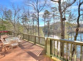 Paradise Retreat - Luxury chalet on Lake Disharoon with foosball, khách sạn ở Marblehill