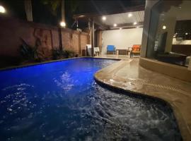 Royal Pool Villa Pattaya، فندق مع مسابح في Nong Prue