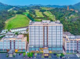 Phoenix Hill Hotel Dongguan - Golf Course Shop, ξενοδοχείο σε Tiantangwei