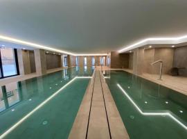 CP Top floor luxury studio with spa and pool, spa hotel in Gibraltar