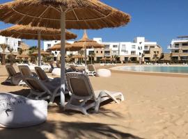 El Gouna Swan Lake I Direct Lake View I 3 Master Bedrooms Chalet, hotel v destinaci Hurghada