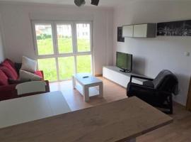 Apartamento con piscina a 100 metros de la playa, hotelli kohteessa Fisterra