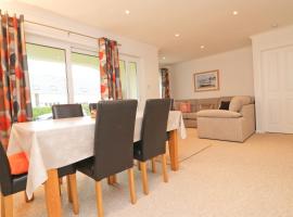 7 BAYS for 7 DAYS! Spacious bungalow near 7 beaches, hotel in St Merryn