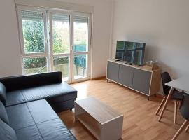 Apartamento con jardín y piscina junto a la playa, hotelli kohteessa Fisterra