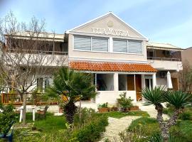 Vila M Vera Studios and Apartments, guest house in Durrës