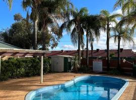Secure Unit By The Pub, vacation home in Kalgoorlie