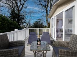 Ribble Heights - Cosy Tree-Top Glamping Lodge with Balcony, hotel in Longridge