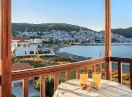 Nikolaos studios apartments: Skopelos şehrinde bir otel