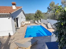 Villa Reina piscina privada y amplias terrazas, מלון בOlivella