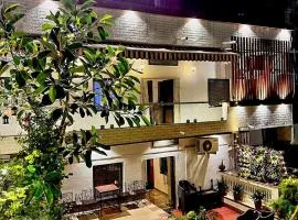 EMINENCE - PALM RESIDENCY (1.5 KM FROM NAKKI LAKE)