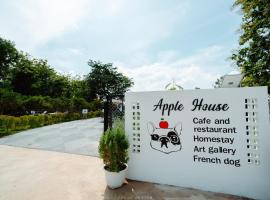 Apple house cafe, hotel ramah hewan peliharaan di Ban Rong Fong