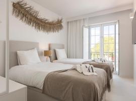 Modern Retreat: 3 Bedroom Villa in the Old Village, camping resort en Quarteira