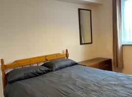 Specious 1 Bed Apartment free wifi and parking, hôtel à Goodmayes