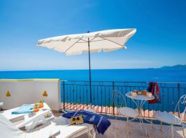 CASA OLGA, UN AFFACCIO SUL MARE !!, hotel a Praiano