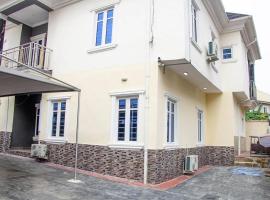 Cozy Urban Oasis 3 Bedroom in Ogba, Ikeja, Lagos, hotel with parking in Ogba