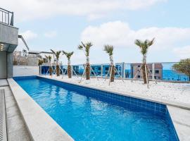 Ddosi Aewol Pool Villa, hotel s jacuzzi v destinaci Čedžu