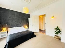 aday - Villa Firenze - 2 Bedrooms Bright Apartment, hotell i Ålborg