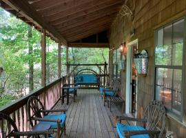 Cabin Fever on Cartecay River, hotel in Ellijay