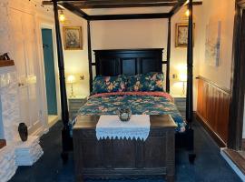 Captain's Nook, Luxurious Victorian Apartment with Four Poster Bed and Private Parking only 8 minutes walk to the Historic Harbour, apartamento em Brixham